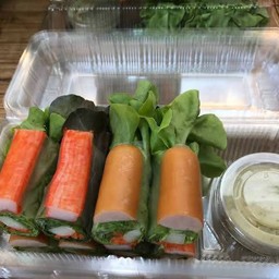 สลัดโรลไส้กรอกรมควัน+ปูอัด