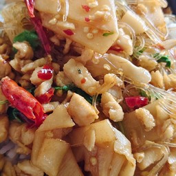 ข้าวกะเพราไก่สับหน่อไม้ดอง+วุ้นเส้น