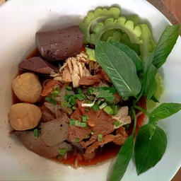 ก๋วยเตี๋ยว หมู รวม ไก่ตุ๋น แห้ง