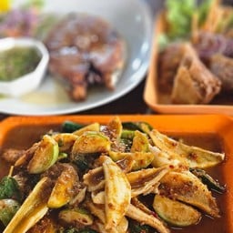 ผัดเผ็ดปลาเห็ดโคน