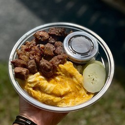 ข้าวหน้าเนื้อย่างโคขุนพิเศษ + ไข่ข้น