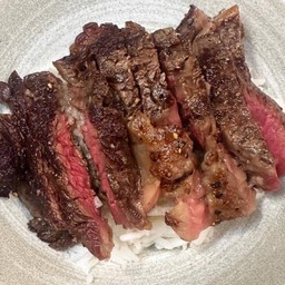 ข้าวหน้าเนื้อย่างโคขุนชาโลเล่