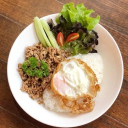 ข้าวหมูคั่วแซ่บ+ไข่ดาว *ฟรีซอฟท์ดริงค์