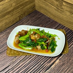 ผัดคะน้าหมูกรอบ