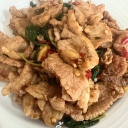กะเพราหมูชิ้น (ราดข้าว)
