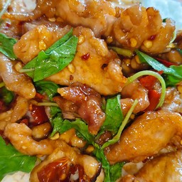 ข้าวกะเพราหมูทอด