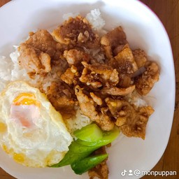 หมูนุ่มทอดกระเทียม ราดข้าว