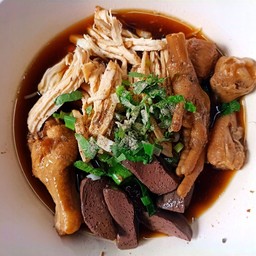 ก๋วยเตี๋ยวไก่ น้ำตุ๋น พิเศษ