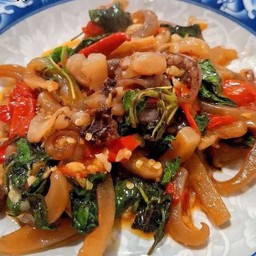 ข้าวกระเพราหมึกกรอบ