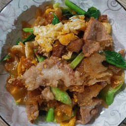 เส้นใหญ่ผัดซีอิ้วหมูนุ่ม