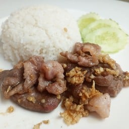 หมูกระเทียม