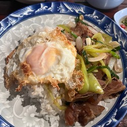 ผัดพริกอ่อน หมู ไก่ ทะเล