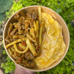 ข้าวหน้าไข่ข้นผัดพริกแกงใต้ใส่หน่อไม้ (ระบุเนื้อสัตว์)