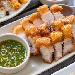 หมูกรอบ น้ำจิ้มซีฟูส