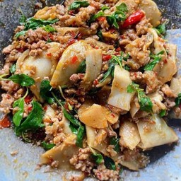 ผัดหน่อไม้หมูสับราดข้าว