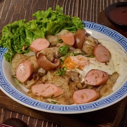 ไทยแท้เตี๋ยวคั่วไส้กรอกไข่เยิ้ม