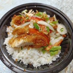 ข้าวราดยำไก่แซ่บ