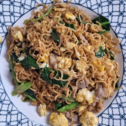 มาม่าผัดซีอิ้วหมูชิ้น