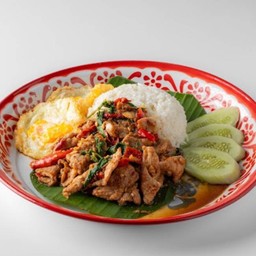 กระเพราถาดหมูนุ่มจานใหญ่