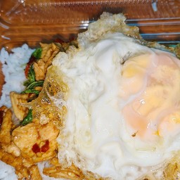 ข้าวกะเพราไก่ชิ้น+ไข่ดาว