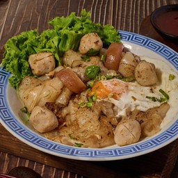 ไทยแท้เตี๋ยวคั่วลูกชิ้นไข่เยิ้ม