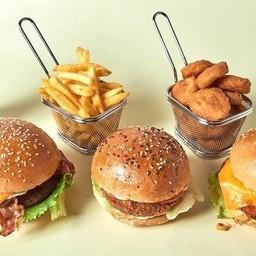 เบอร์เกอร์ มีทติ้ง ปาร์ตี้ เชตพร้อมนักเก็ตไก่และเฟรนซ์ฟรายส์ ในเชต