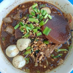 เจ๊เก๋โภชนา (ยำแซ่บซี๊ดถึงใจ ก๋วยเตี๋ยวหมูรสชาติเข้มข้น)