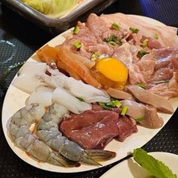 ชุดหมูทะเล (เนื้อหมู,ตับ,เซี่ยงจี้,กุ้ง,หมึก,หมึกกรอบ,ผักรวม,ไข่)