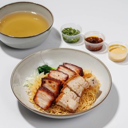 บะหมี่คอมโบหมูแดงส่วนท้อง+หมูกรอบ