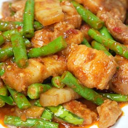 ผัดพริกแกงถั่วหมูสามชั้น