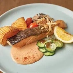 สเต็กแซลมอนกริลล์ซอสไอโอลี่