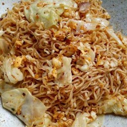 ผัดมาม่าหมูสับใส่ไข่และไข่ดาว