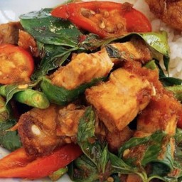 พริกแกงหมูกรอบ