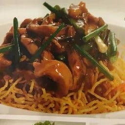 บะหมี่กรอบราดหน้าไก่เห็ดหอม