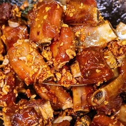 ซี่โครงหมูทอดกระเทียม (สูตรลับ) ราดข้าว