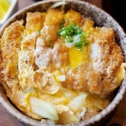 ข้าวหน้าหมูทอดราดไข่