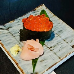 705.IKURA NIGIRI (1pcs) ข้าวห่อสาหร่ายหน้าไข่ปลาแซลมอล