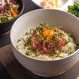 ข้าวหน้าเนื้อมัตสึซากะวากิว ยุกเกะ (ดิบหรือเบิร์นไฟ)