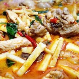 แกงคั่วหน่อไม้ไก่+ เครื่องใน+ข้าว