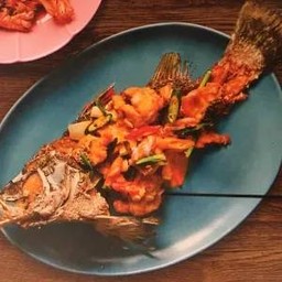 ปลากะพงทอดซอสไข่เค็ม