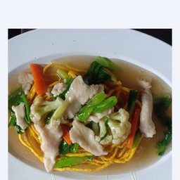 ราดหน้าหมี่เหลืองทอดกรอบไก่