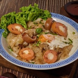 ไทยแท้เตี๋ยวคั่วไส้กรอกชีสไข่เยิ้ม