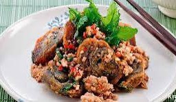 ไข่เยี่ยวม้า กะเพรากรอบ