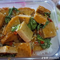 กระเพรา หมูยอ   ( กับข้าว )