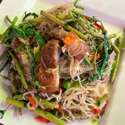 หมี่ผัดกะเฉดหมูกรอบ