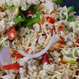 ยำมาม่าหมูสับ