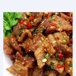 ข้าวหมูกรอบผัดพริกเกลือ