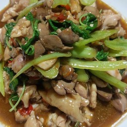 ข้าวกระเพราไก่+เครื่องในไก่