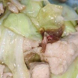 ข้าวผัดกะหล่ำปลีหมูชิ้น