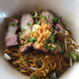 เตี๋ยวเเห้งหมูกรอบบ